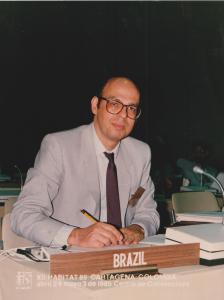 Retrato do diplomata Marcus Vinicius de Sousa, à época encarregado de negócios na Colômbia, representando o Brasil em evento na cidade de Cartagena das Índias.